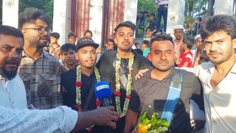 চাঁদপুরে প্রবাসজীবন শেষে হেলিকপ্টারে স্বদেশে চার বন্ধু