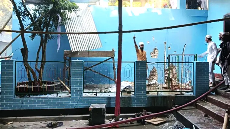 তৌহিদি জনতা পরিচয়ে নুরাল পাগলার দরবার শরিফে হামলা
