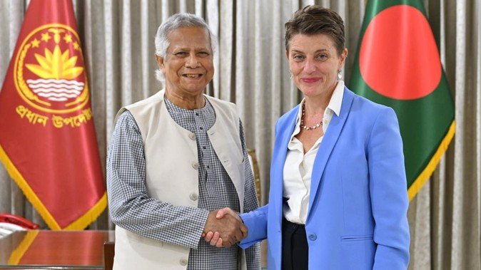 Gwynne Lewis pays farewell visit to Professor Muhammad Yunus