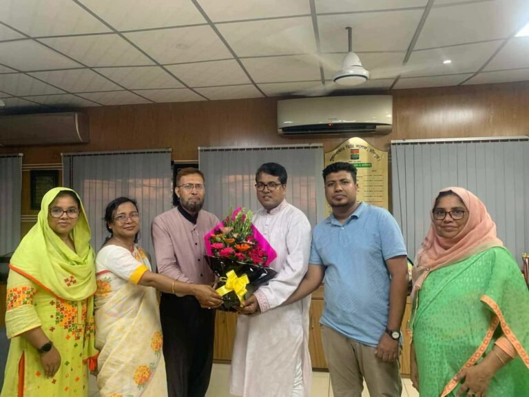 শিক্ষক নেতা হারুনুর গাজীকে পুরান বাজার ডিগ্রি কলেজে ফুলেল সংবর্ধনা