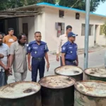 নওগাঁ থেকে তেল নামিয়ে অবৈধ মজুত, ব্যবসায়ীসহ গ্রেপ্তার ২