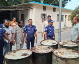 নওগাঁ থেকে তেল নামিয়ে অবৈধ মজুত, ব্যবসায়ীসহ গ্রেপ্তার ২