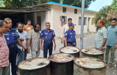নওগাঁ থেকে তেল নামিয়ে অবৈধ মজুত, ব্যবসায়ীসহ গ্রেপ্তার ২