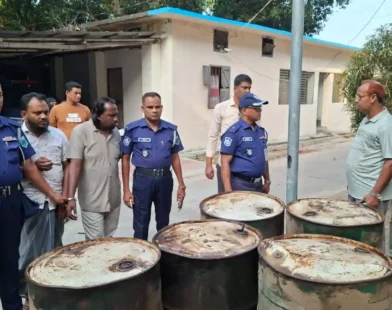 নওগাঁ থেকে তেল নামিয়ে অবৈধ মজুত, ব্যবসায়ীসহ গ্রেপ্তার ২
