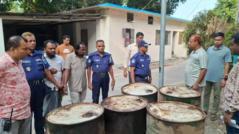 নওগাঁ থেকে তেল নামিয়ে অবৈধ মজুত, ব্যবসায়ীসহ গ্রেপ্তার ২
