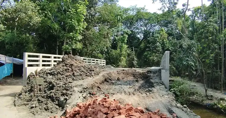 ভুতুড়ে খালের ওপর পৌনে ৪ কোটির সেতু, বিপাকে এলাকাবাসী
