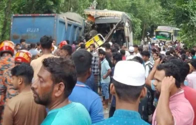 ট্রাক ও যাত্রীবাহী বাসের মুখোমুখি সংঘর্ষে ৩ জনের মৃত্যু, আহত ১৮