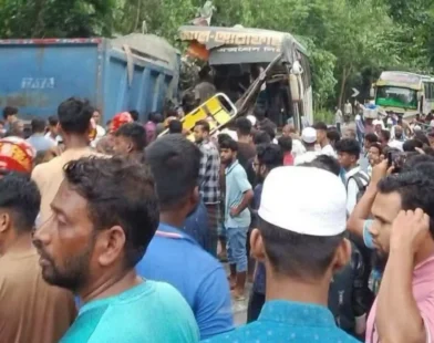ট্রাক ও যাত্রীবাহী বাসের মুখোমুখি সংঘর্ষে ৩ জনের মৃত্যু, আহত ১৮