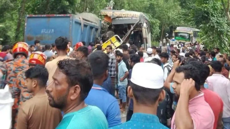 ট্রাক ও যাত্রীবাহী বাসের মুখোমুখি সংঘর্ষে ৩ জনের মৃত্যু, আহত ১৮