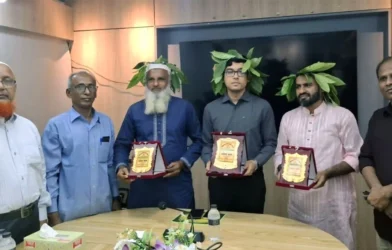 চাঁদপুরে জলপাই পাতার শান্তির মুকুটে সংবর্ধিত তিন গুণী