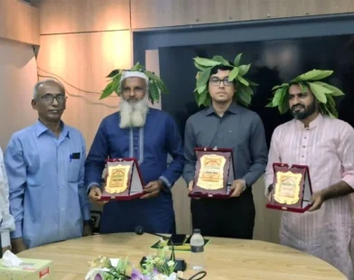 চাঁদপুরে জলপাই পাতার শান্তির মুকুটে সংবর্ধিত তিন গুণী