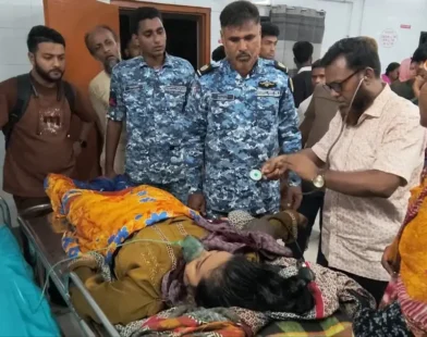 লঞ্চে অসুস্থ নারীকে কোস্টগার্ডের চিকিৎসাসেবা