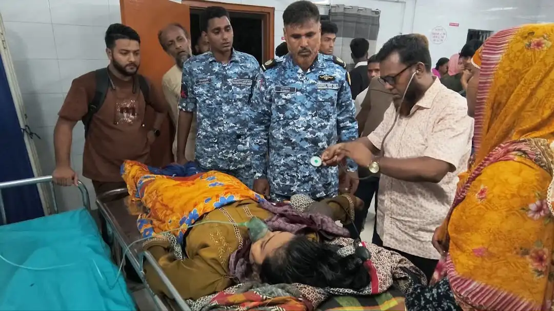 লঞ্চে অসুস্থ নারীকে কোস্টগার্ডের চিকিৎসাসেবা