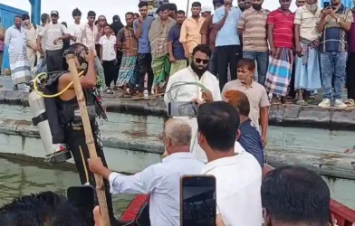চাঁদপুরে লঞ্চ থেকে নামার সময় নদীতে পড়ে যুবক নিখোঁজ, আটক ২