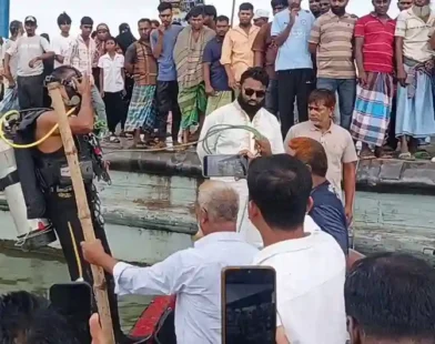 চাঁদপুরে লঞ্চ থেকে নামার সময় নদীতে পড়ে যুবক নিখোঁজ, আটক ২