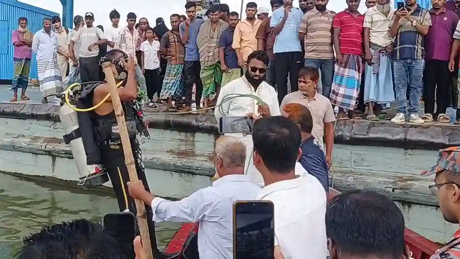 চাঁদপুরে লঞ্চ থেকে নামার সময় নদীতে পড়ে যুবক নিখোঁজ, আটক ২