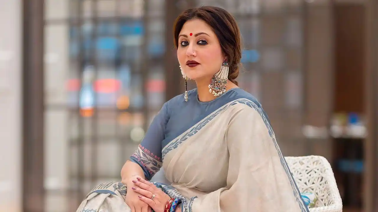 ‘দিদি নম্বর ওয়ান’-এর মঞ্চে কঠিন পরীক্ষার মুখে স্বস্তিকা মুখার্জি, গলায় টান পড়লেও থামছেন না অভিনেত্রী