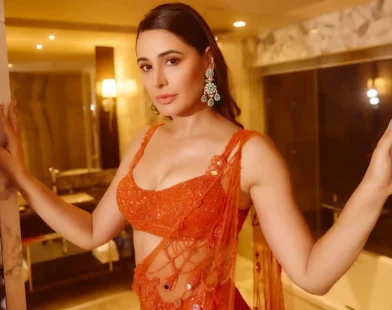 ৪৬ বছর বয়সেও যেভাবে তারুণ্য ধরে রেখেছেন নরগিস ফাখরি