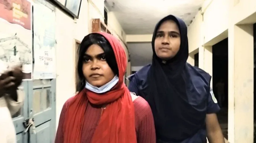 ফ্যামিলি কার্ডের নামে টাকা নেওয়ার অভিযোগে এনসিপি নেত্রী আটক