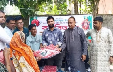 মতলবে অসচ্ছল ও প্রতিবন্ধীদের মাঝে যুব ঐক্য পরিষদের বস্ত্র বিতরণ