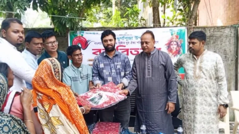 মতলবে অসচ্ছল ও প্রতিবন্ধীদের মাঝে যুব ঐক্য পরিষদের বস্ত্র বিতরণ