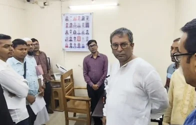 চাঁদপুর পাসপোর্ট অফিসে এমপি মানিকের ঝটিকা অভিযান, আটক ৩