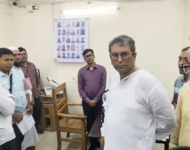 চাঁদপুর পাসপোর্ট অফিসে এমপি মানিকের ঝটিকা অভিযান, আটক ৩