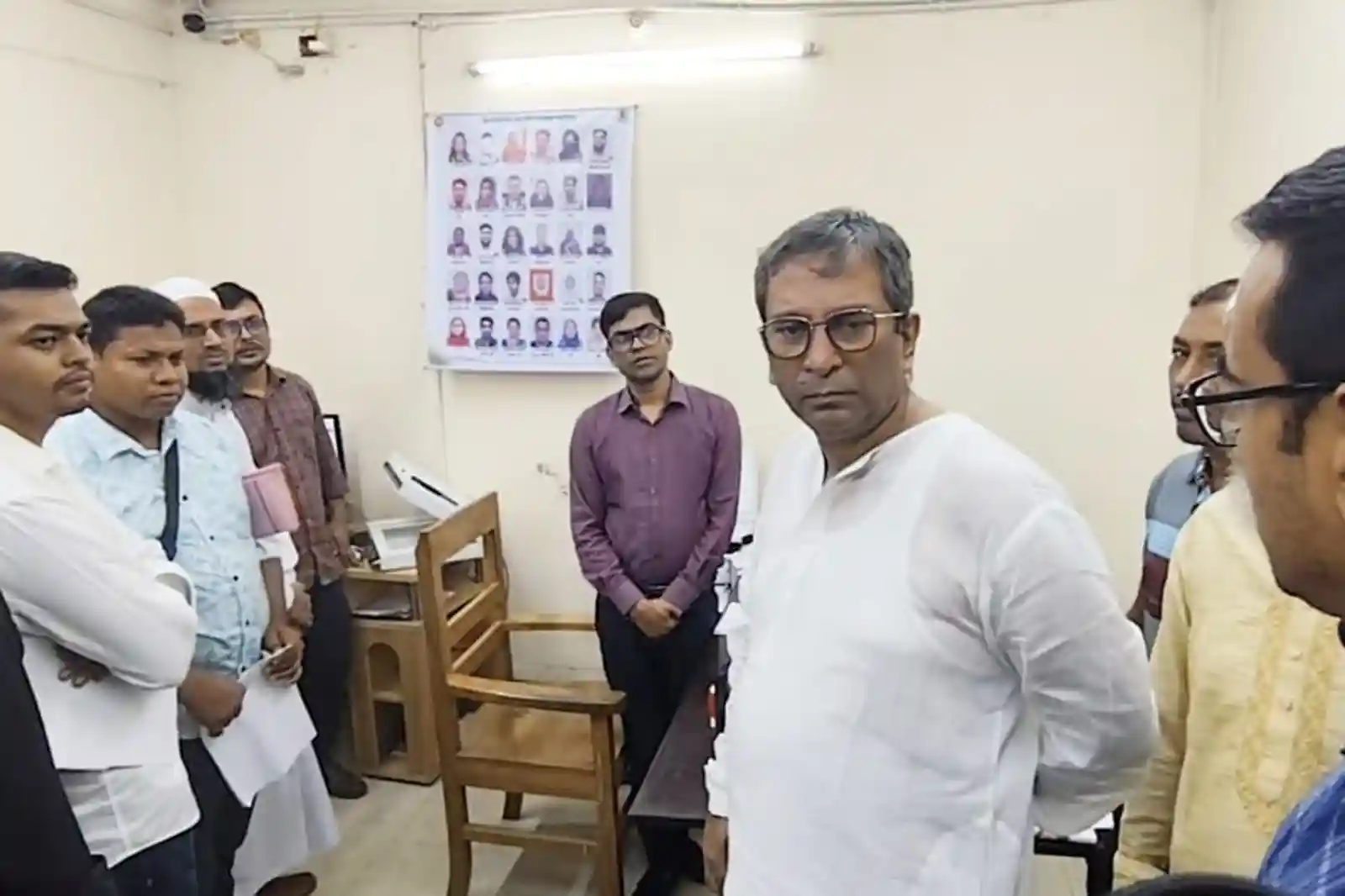 চাঁদপুর পাসপোর্ট অফিসে এমপি মানিকের ঝটিকা অভিযান, আটক ৩