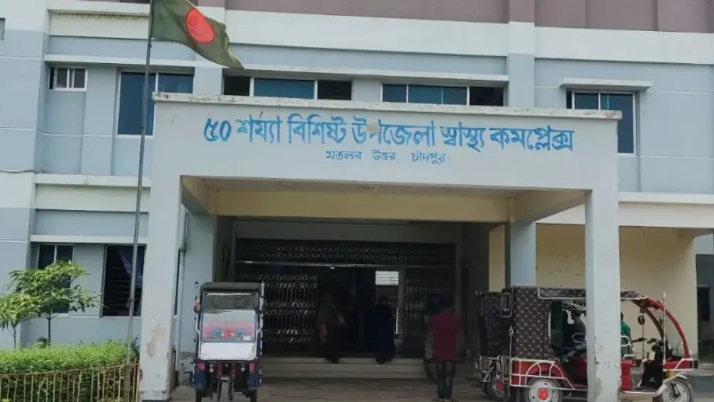 বিল থেকে ধরে পোষা গোখরার ছোবলে কাঠমিস্ত্রি জীবন-মৃত্যুর সন্ধিক্ষণে