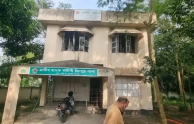 চাঁদপুরে গ্রামীণ ব্যাংক ভবনে দুর্বৃত্তের আগুন, পুড়েছে আসবাবপত্র