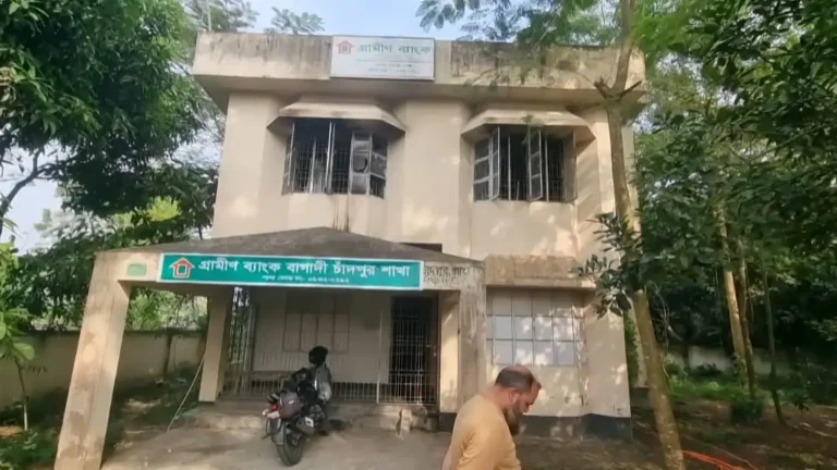 চাঁদপুরে গ্রামীণ ব্যাংক ভবনে দুর্বৃত্তের আগুন, পুড়েছে আসবাবপত্র