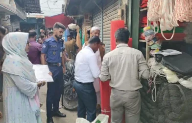 চাঁদপুরে ১.৭ টন নিষিদ্ধ পলিথিন জব্দ, ৩ ব্যবসায়ীকে লাখ টাকা জরিমানা