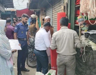 চাঁদপুরে ১.৭ টন নিষিদ্ধ পলিথিন জব্দ, ৩ ব্যবসায়ীকে লাখ টাকা জরিমানা