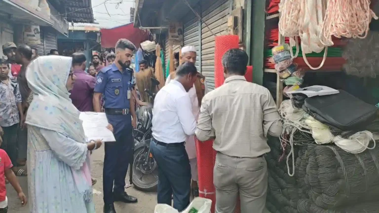 চাঁদপুরে ১.৭ টন নিষিদ্ধ পলিথিন জব্দ, ৩ ব্যবসায়ীকে লাখ টাকা জরিমানা