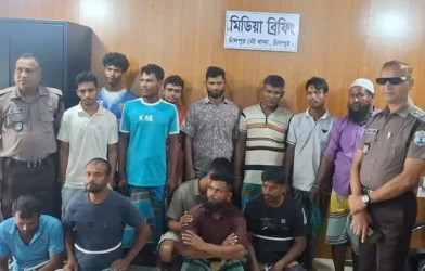 চাঁদপুরে ১০ মণ ইলিশ সহ ২১ জেলে গ্রেফতার, ৬ নৌকা জব্দ