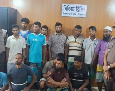 চাঁদপুরে ১০ মণ ইলিশ সহ ২১ জেলে গ্রেফতার, ৬ নৌকা জব্দ
