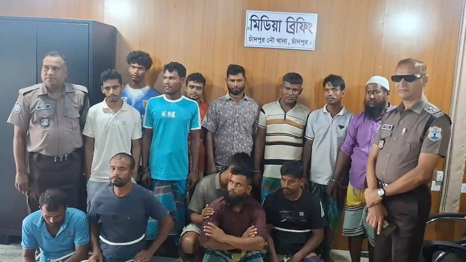 চাঁদপুরে ১০ মণ ইলিশ সহ ২১ জেলে গ্রেফতার, ৬ নৌকা জব্দ
