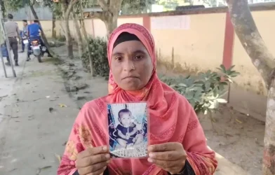 মেয়ের এক বছরের ছবি বুকে নিয়ে ২০ বছর ধরে খুঁজছেন মা