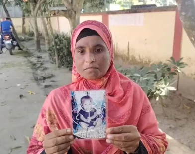 মেয়ের এক বছরের ছবি বুকে নিয়ে ২০ বছর ধরে খুঁজছেন মা